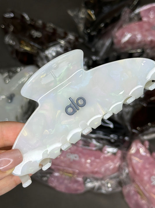 Alo 90’s Claw Clip - White pearl