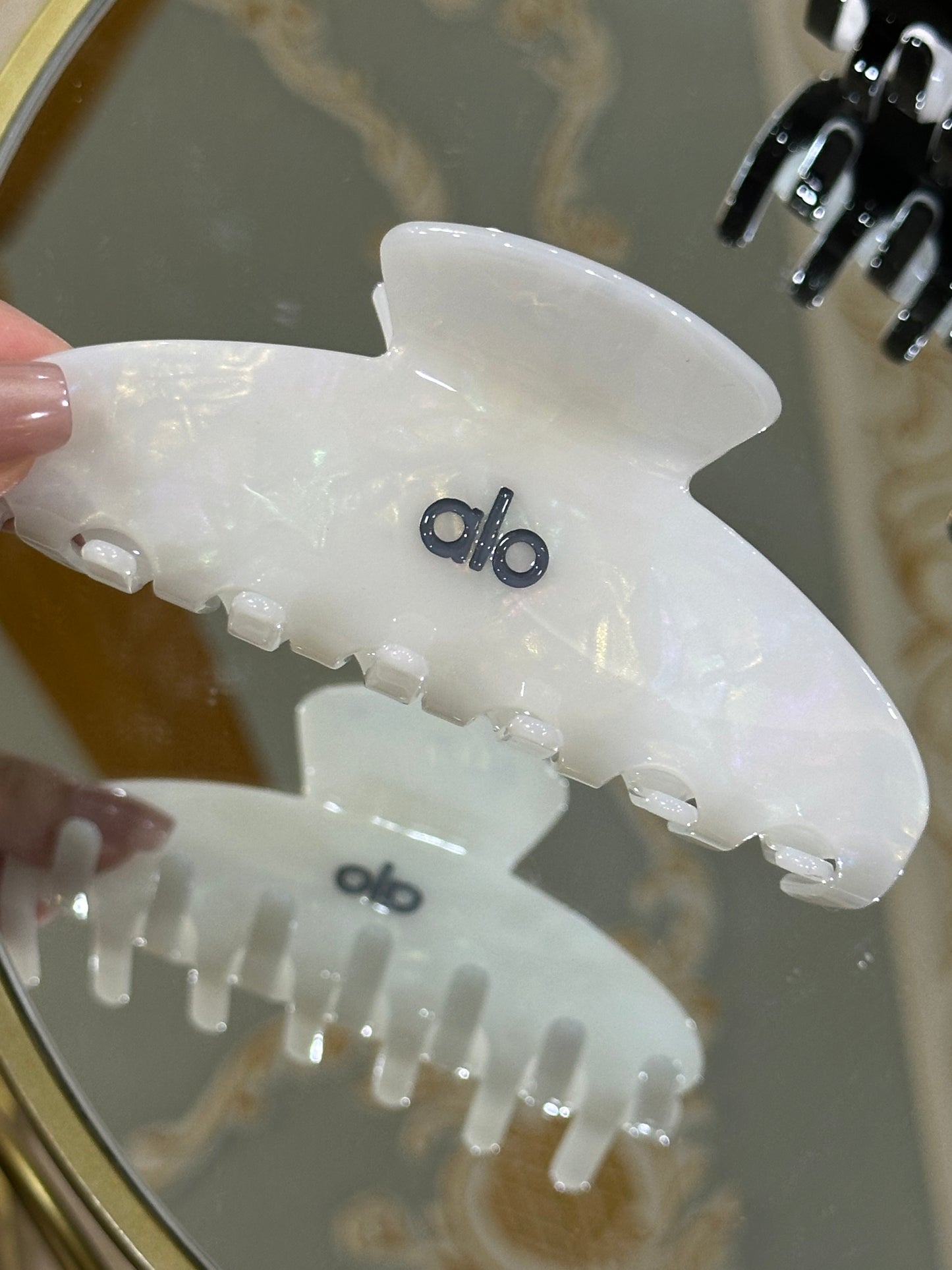 Alo 90’s Claw Clip - White pearl
