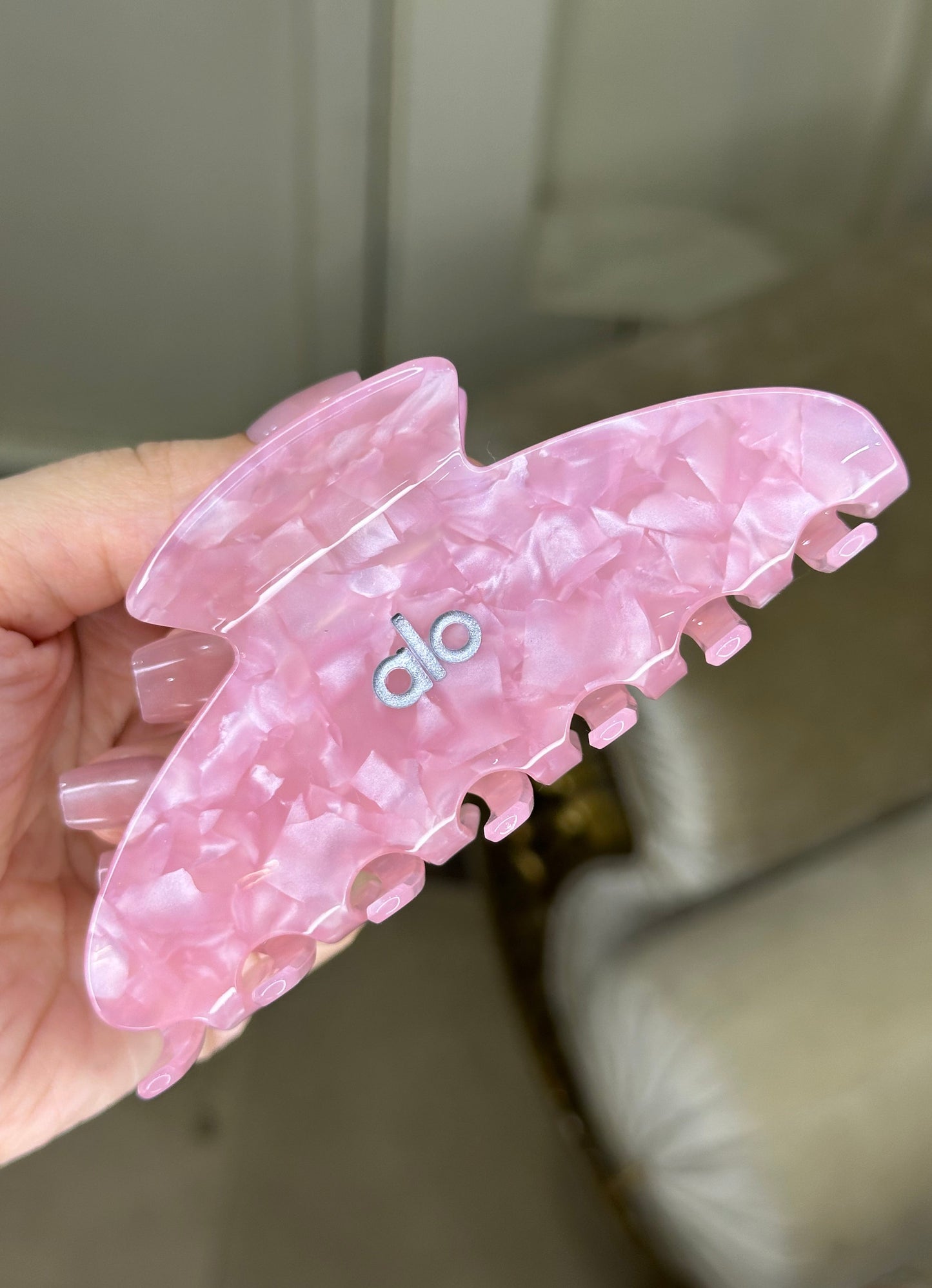 Alo 90’s Claw Clip - Paradise Pink